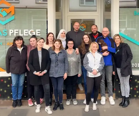 Das Team von Mankas Pflege vor dem Büro in Essen-Holsterhausen